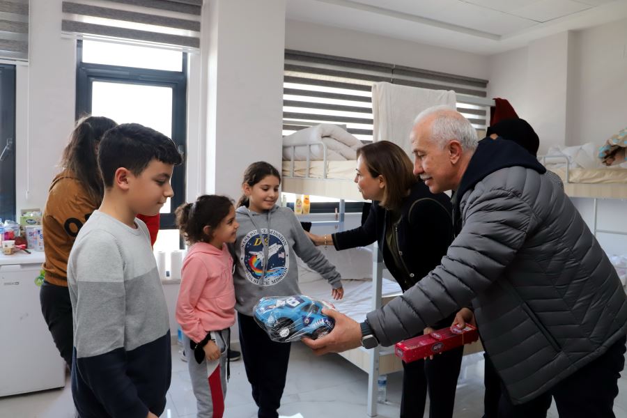 BAŞKAN GÜLTAK DEPREMZEDE AVCI ÇİFTİNİ HASTANEDE ZİYARET ETTİ