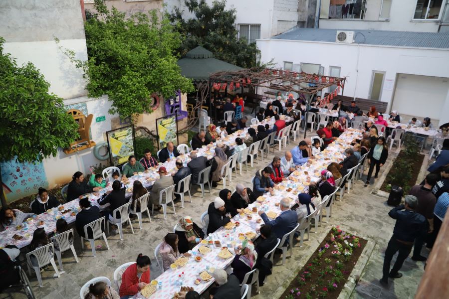 BAŞKAN GÜLTAK ONKOBÜS HİZMETİ ALAN VATANDAŞLARLA İFTARDA BULUŞTU