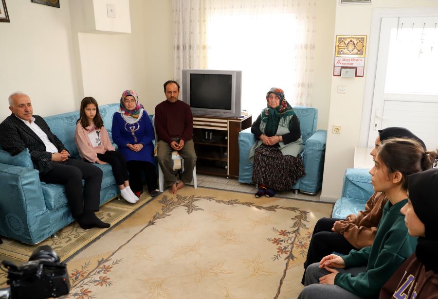 BAŞKAN GÜLTAK ONKOLOJİ HASTASI DEPREMZEDEYİ ZİYARET ETTİ