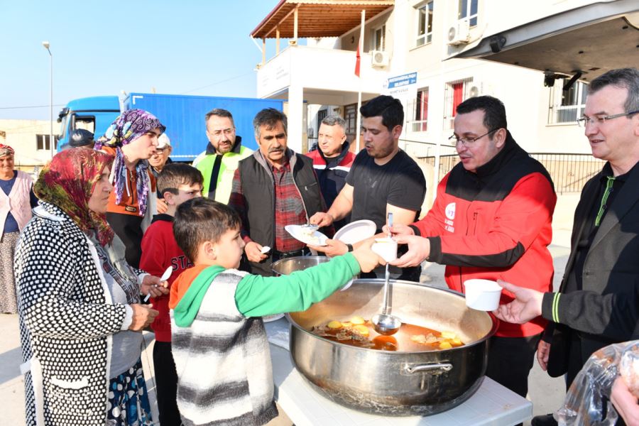 BAŞKAN KANAR HATAY ARSUZ’UN YARALARINI SARIYOR