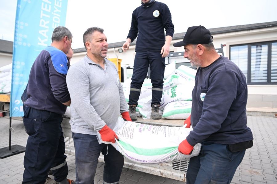 BAŞKAN KOCAMAN’DAN ÇİFTÇİLERE GÜBRE DESTEĞİ