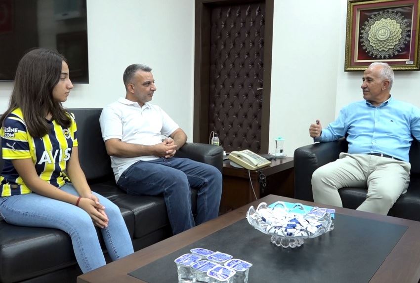 BAŞKAN MUSTAFA GÜLTAK AKDENİZ’İN LGS BİRİNCİSİNİ MAKAMINDA AĞIRLADI