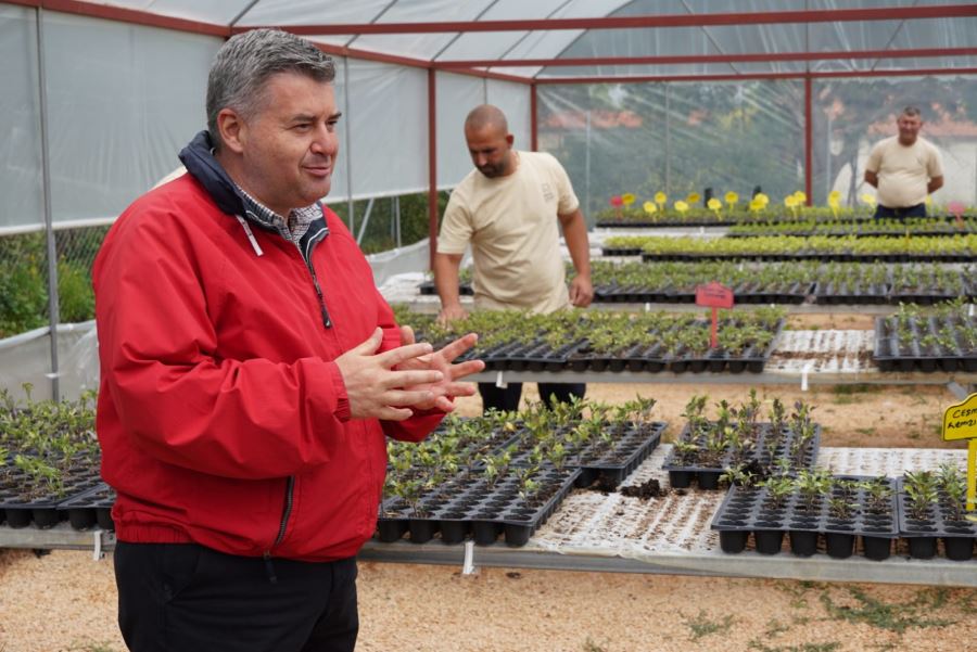 Başkan Oran yerel üreticilere fidan dağıttı