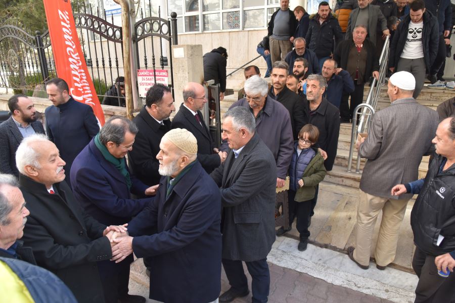 BAŞKAN PEKYATIRMACI GÜLBEY CAMİİ'NDE VATANDAŞLARLA BULUŞTU