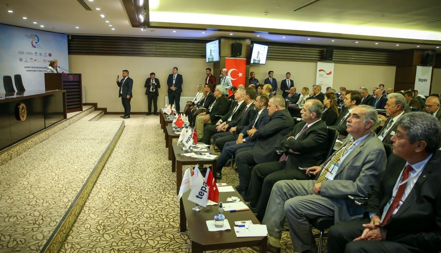 BAŞKAN ŞAHİN KAMU VE ÖZEL SEKTÖRÜ BİR ARAYA GETİREN ÇALIŞTAYDA KONUŞTU