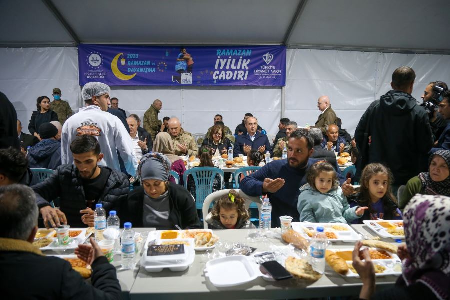 BAŞKAN ŞAHİN VE BAKAN ÇAVUŞOĞLU, RAMAZAN’IN İLK İFTARINI NURDAĞLILARLA BERABER YAPTI