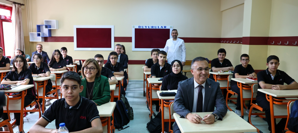 BAŞKAN ŞAHİN’DEN OKULUN İLK GÜNÜ ÖĞRETMEN VE ÖĞRENCİLERE İNDİRİM MÜJDESİ - TÜRKİYE - İnternetin Ajansı