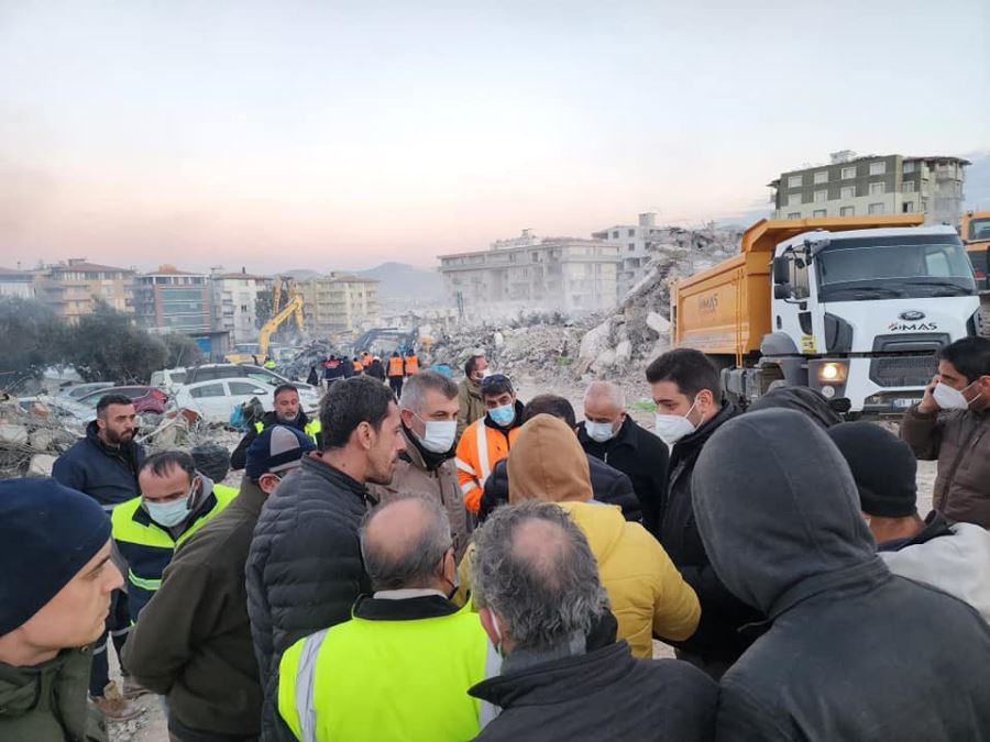 BAŞKAN SEZER HATAY'DA DEPREMZEDELERİN TALEPLERİNİ DİNLEDİ