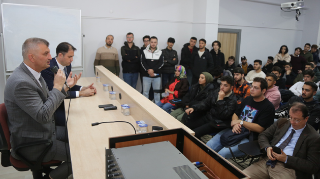 BAŞKAN SEZER ÜNİVERSİTE ÖĞRENCİLERİ İLE TECRÜBELERİNİ PAYLAŞTI