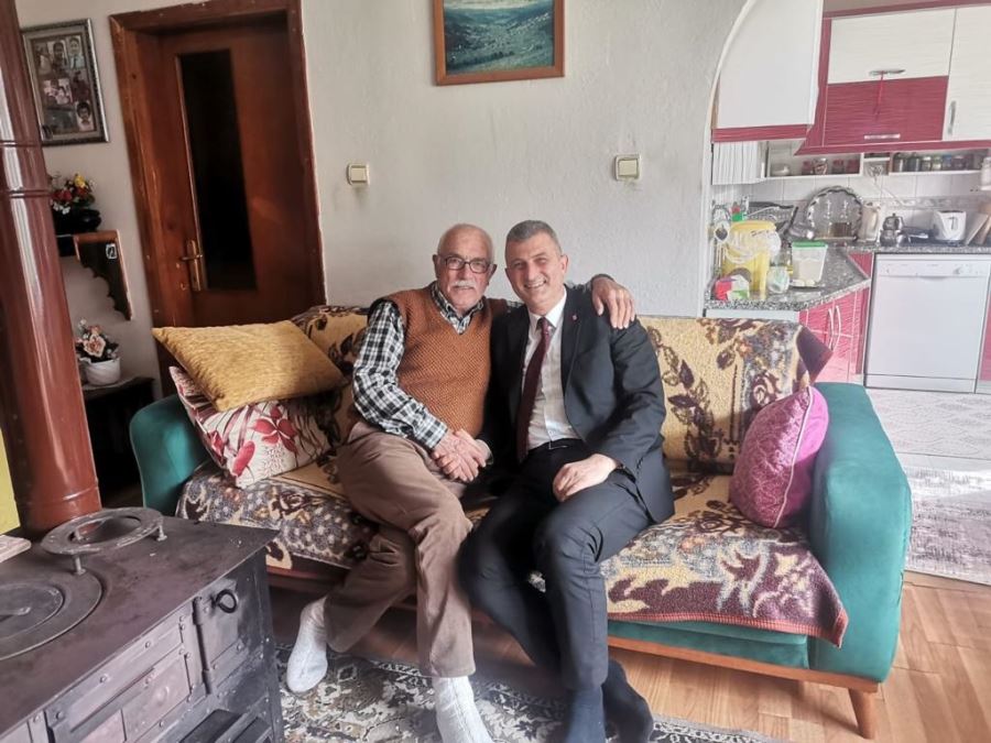 BAŞKAN SEZER’DEN İLKOKUL ÖĞRETMENİNE ANLAMLI ZİYARET