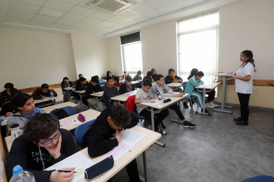 Başkan Yaşar gençlerin sınav heyecanına ortak oldu