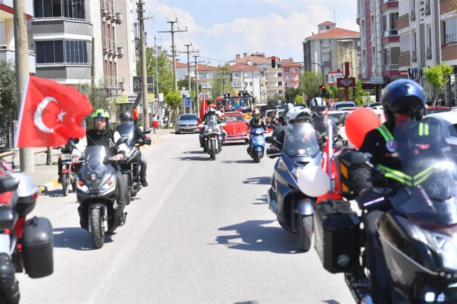 Başkan Yılmaz’dan 23 Nisan Korteji