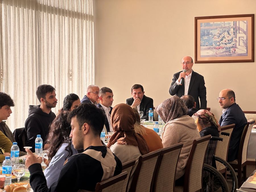BAŞKANLAR DEPREMZEDE AİLELERLE BİR ARAYA GELDİ