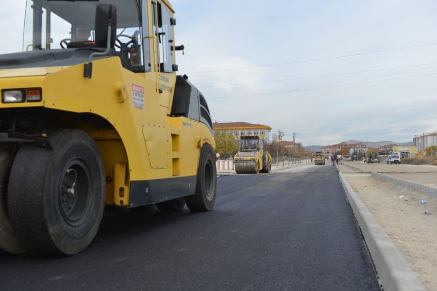 Belediye, Akpınar Caddesi’ni asfaltlıyor