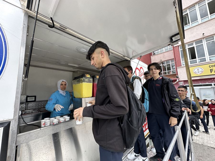 Belediyeden öğrencilere limonata ikramı
