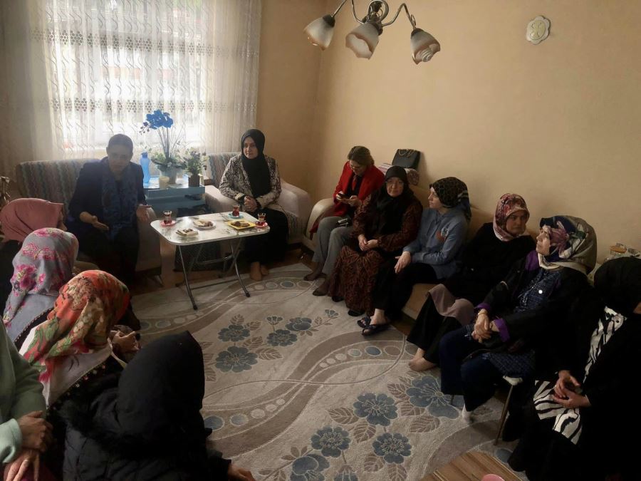 Berna Abiş’ten çat-kapı ev ziyaretleri