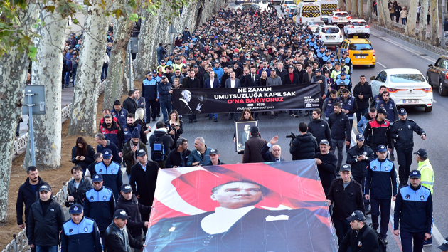 BEŞİKTAŞ’TAN DOLMABAHÇE’YE ATA’YA SAYGI YÜRÜYÜŞÜNE BİNLERCE VATANDAŞ KATILDI