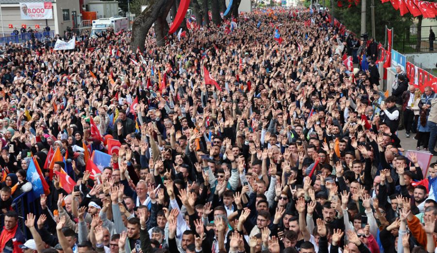 Beylikdüzü Belediye Başkanı Mehmet Murat Çalık, 23 Nisan Ulusal Egemenlik ve Çocuk Bayramı’nda afet bölgelerini ziyaret ederek depremden etkilenen çocuklarla bir araya geldi.