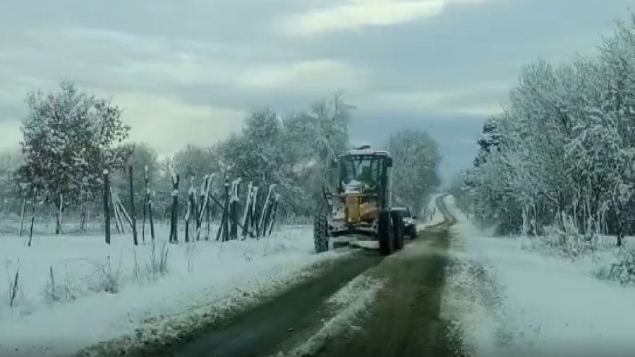 Bilecik İl Özel idaresi ekipleri kapanan 106 köy yolunu açmak için seferber oldu