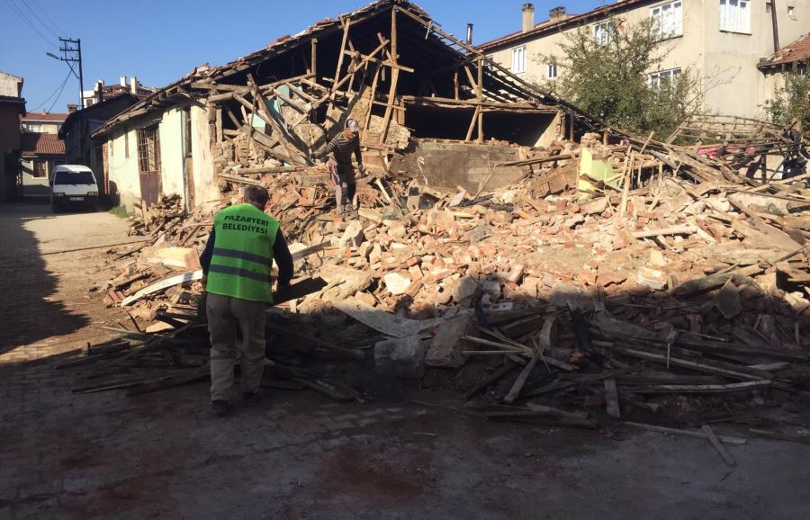 Bilecik Pazaryeri ilçesinde tehlike oluşturan binalar yıkılıyor