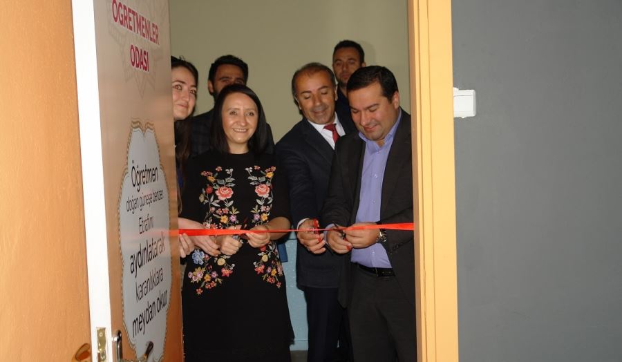 Bilecik Pazaryeri’nde köy okulunun öğretmenler odası yenilendi