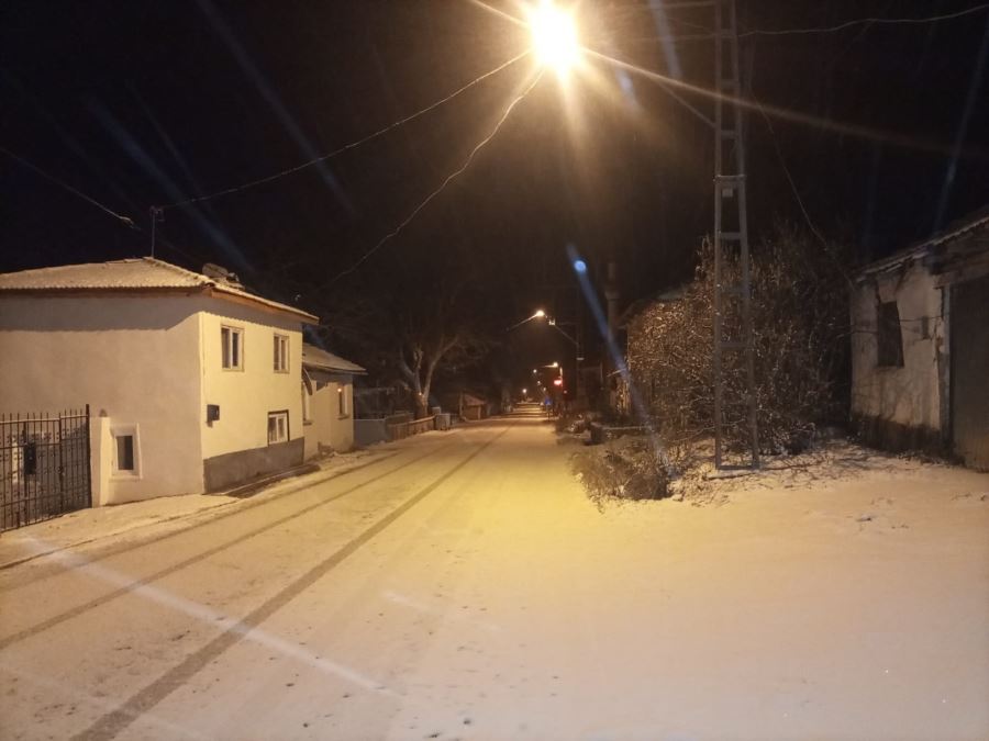 Bilecik Pazaryeri’nde mevsimin ilk kar yağışı başladı