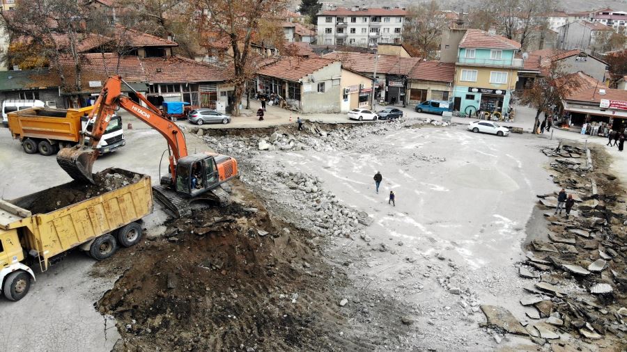 Büyük Cami Önü Meydan ve Otopark Projesi İçin İlk Kazma Vuruldu