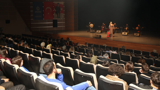 Büyük Önder Atatürk sevdiği şarkılarla anıldı