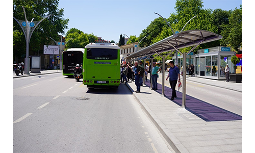 Büyükşehir 12 ilçede durakları yeniliyor