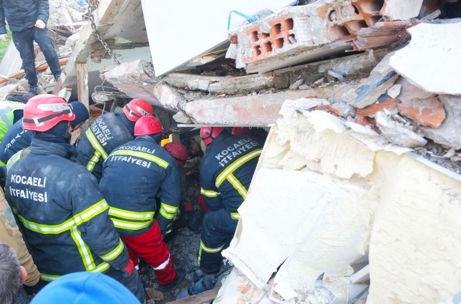 Büyükşehir 156 araç ve 524 personelle deprem bölgesinde