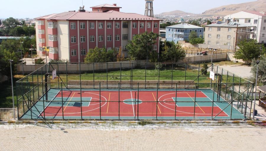 BÜYÜKŞEHİR BELEDİYESİ MAHALLE VE OKULLARA SPOR SAHALARI YAPIYOR