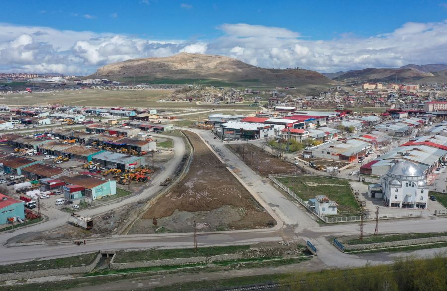 BÜYÜKŞEHİR BELEDİYESİ SANAYİ SİTESİNDE PARK YAPIYOR