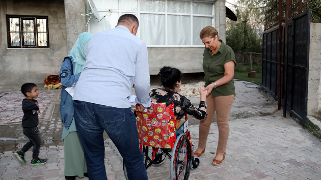BÜYÜKŞEHİR BELEDİYESİ TEKERLEKLİ SANDALYE YARDIMLARINI SÜRDÜRÜYOR