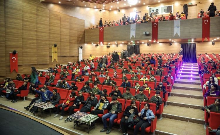 BÜYÜKŞEHİR BELEDİYESİNDEN ÇOCUKLARA AKROBASİ GÖSTERİSİ