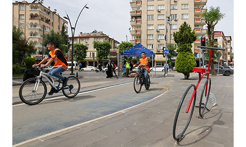 BÜYÜKŞEHİR, BİSİKLET VE ELEKTRİKLİ SCOOTER SÜRÜCÜLERİNE 6 BİN ADET REFLEKTİF YELEK DAĞITTI