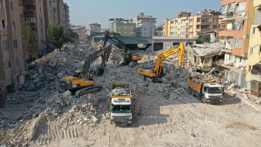 Büyükşehir, Hatay Defne'de enkaz kaldırma çalışması yapıyor