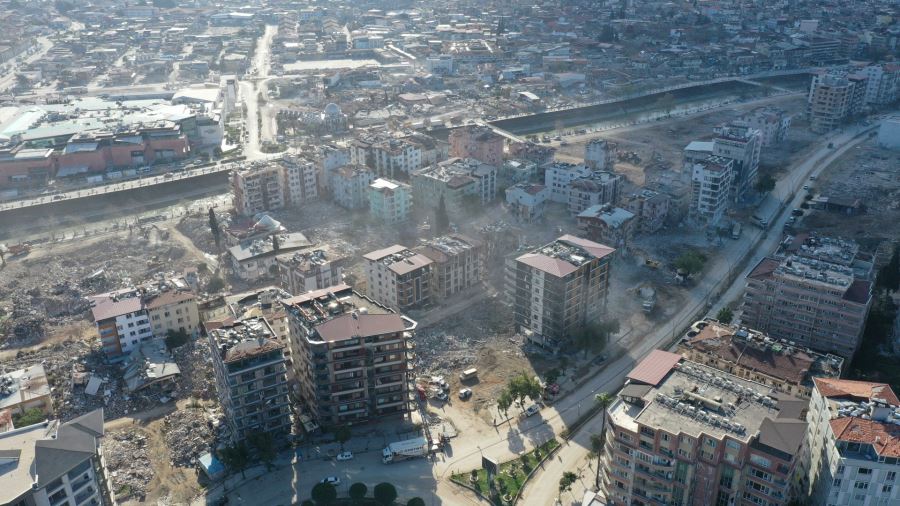 Büyükşehir Hatay’da enkaz kaldırma çalışmalarına devam ediyor
