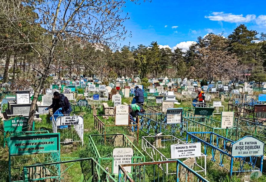BÜYÜKŞEHİR RAMAZAN BAYRAMI ÖNCESİNDE MEZARLIKLARI TEMİZLEDİ