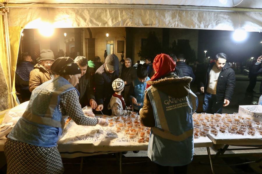 BÜYÜKŞEHİR REGAİP KANDİLİNDE 10 BİN KİŞİLİK TATLI İKRAMI YAPTI