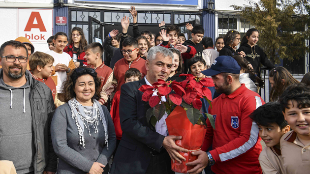 BÜYÜKŞEHİRDEN ATATÜRK ÇİÇEĞİ İLE ÖĞRETMENLER GÜNÜ KUTLAMASI
