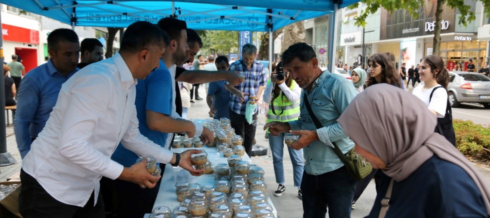 Büyükşehir’den Cumhuriyet Bulvarında aşure ikramı - GÜNDEM - İnternetin Ajansı