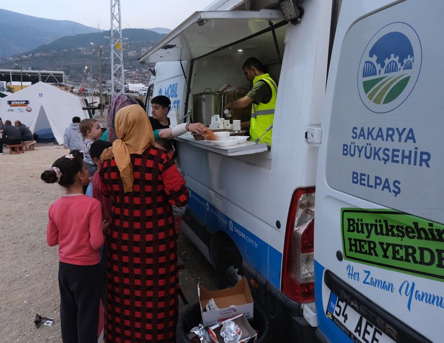 Büyükşehir’den Hatay’a aşevi Kazanlar günün her saati kaynıyor