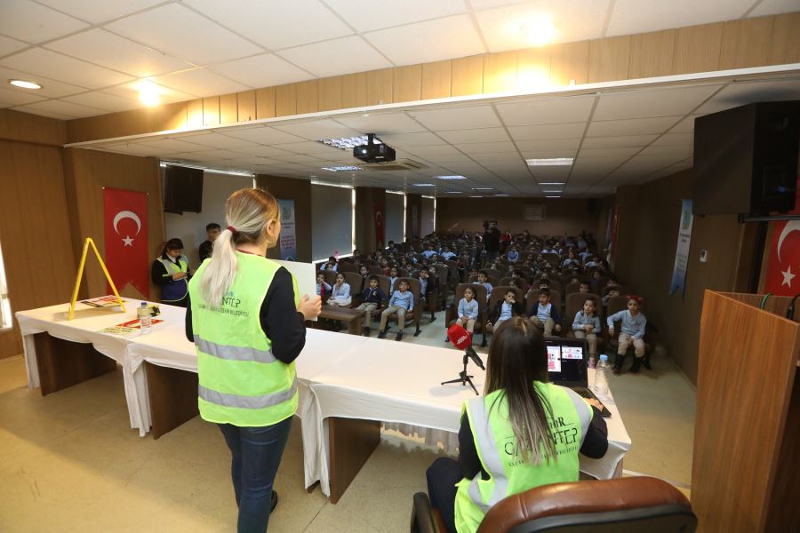 BÜYÜKŞEHİR’DEN İLKOKUL ÖĞRENCİLERİNE EVDE OKULDA TRAFİKTE GÜVENLİK EĞİTİMİ