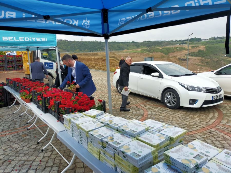 Büyükşehir’den mezarlıklarda çiçek dağıtımı