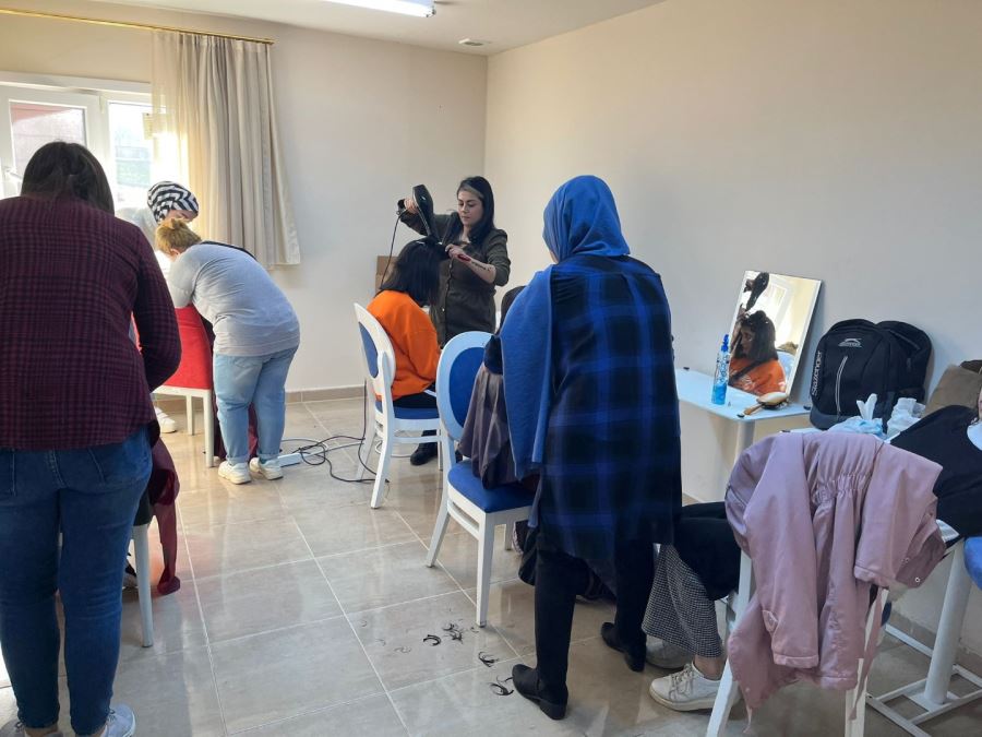 Büyükşehir’in kuaförlük hizmetiyle moral buldular