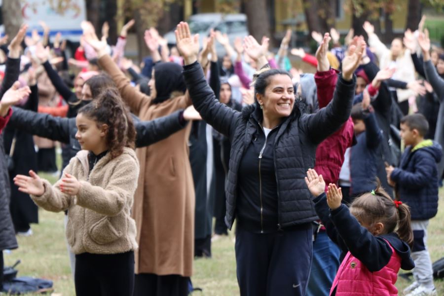 Büyükşehir’le 17 bin kişi zumba yaptı