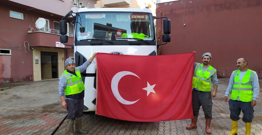 Çamurun içinde kalan Türk bayrağını yıkadılar