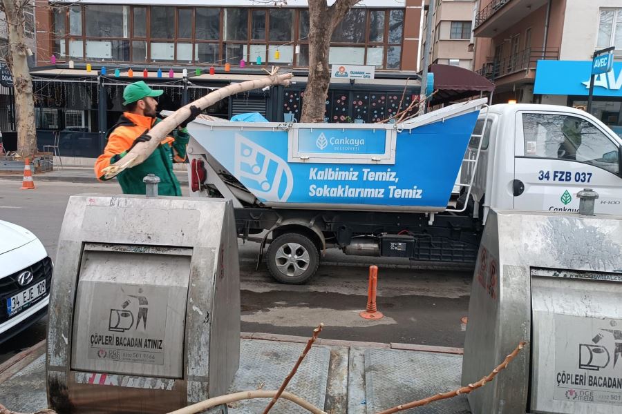 ÇANKAYA’NIN EMEKÇİLERİ SOKAKLARI TEMİZLİYOR
