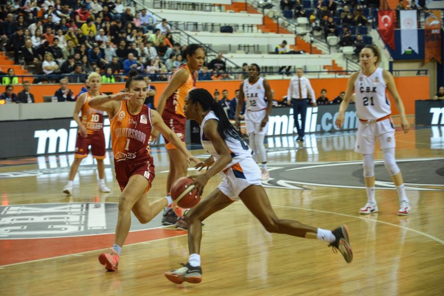 ÇBK Mersin Yenişehir Belediyesi liderliğini korudu