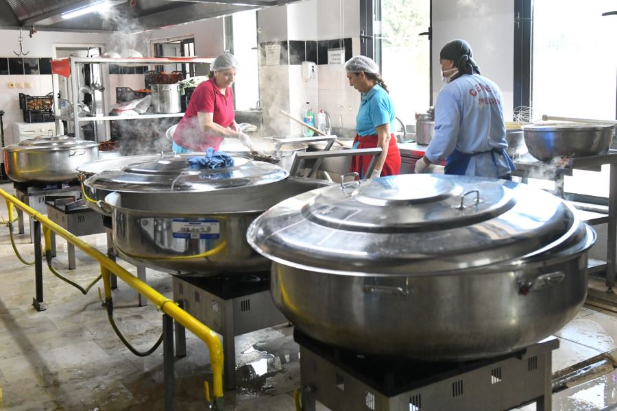 Cemevinde pişiyor, kilisede depremzedelere ikram ediliyor